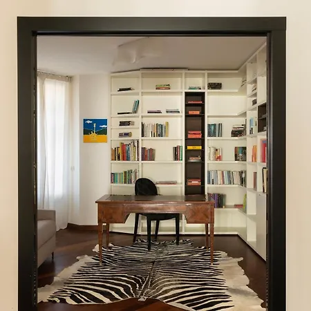 Santa Tecla Living Bronzetti 8 * Milán