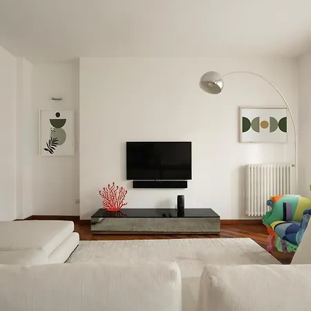 Santa Tecla Living Bronzetti 8 * Milán